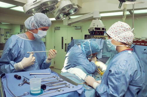 showing a sterilized room, nurses and doctors, disinfected